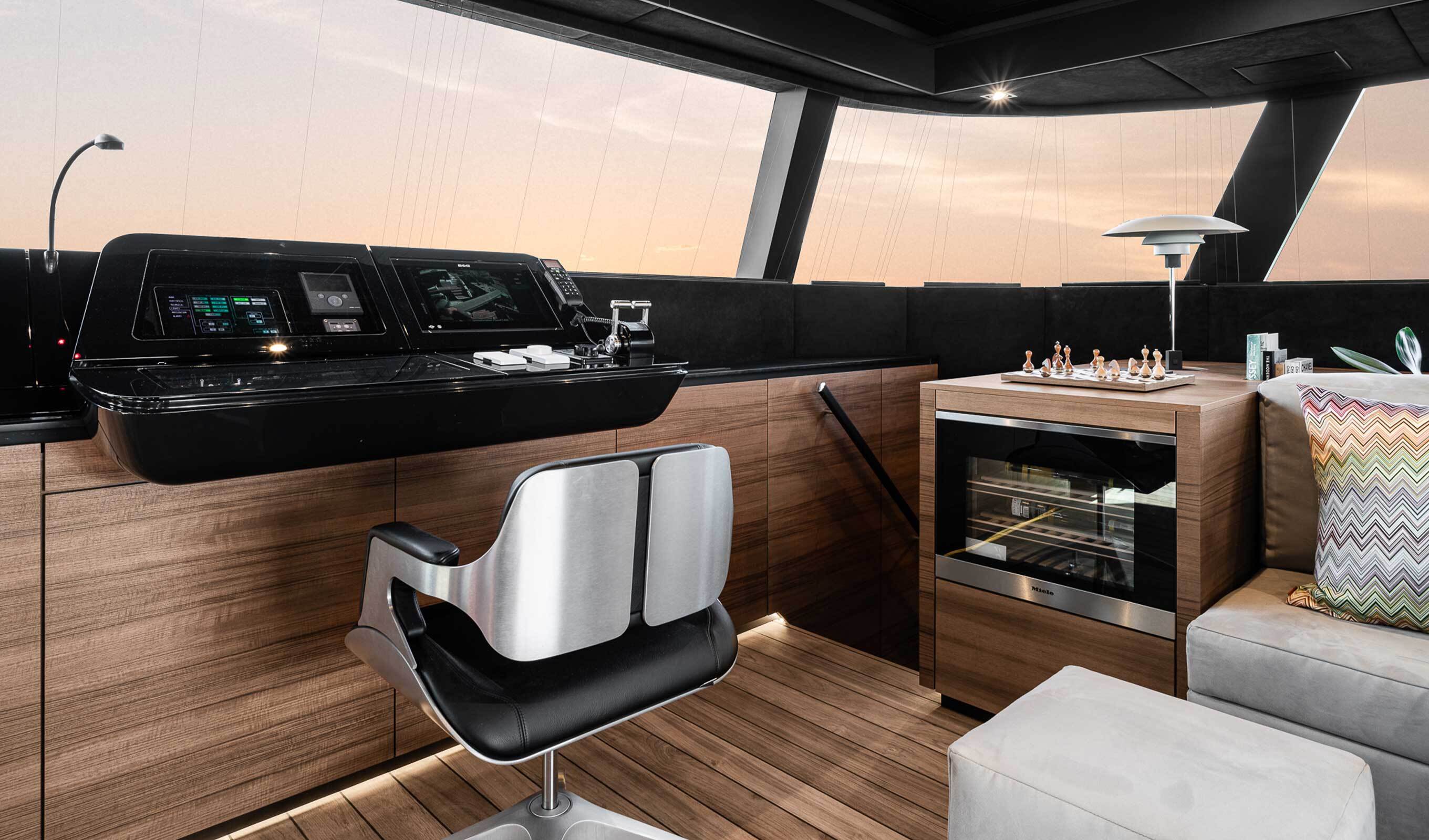 Combining the best of two worlds: hybrid yachts