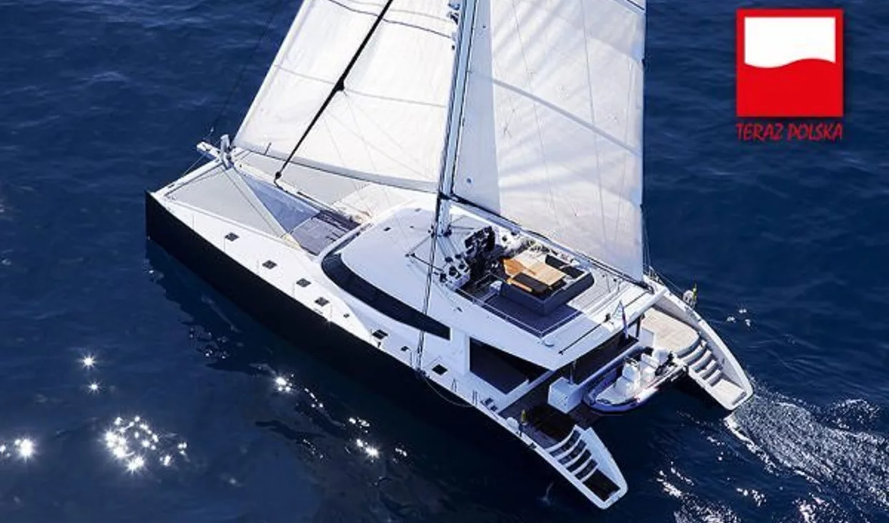 Un catamaran Sunreef Yachts avec l'emblème de "Teraz Polska"