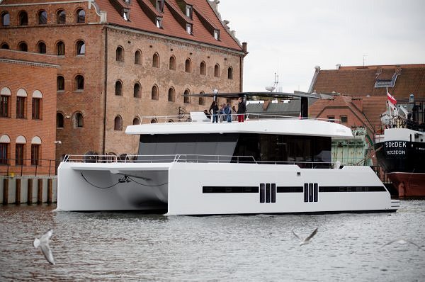 SUNREEF YACHTS CELEBRE LA MISE A L'EAU DU PREMIER CATAMARAN SUNREEF SUPREME 68 A MOTEUR