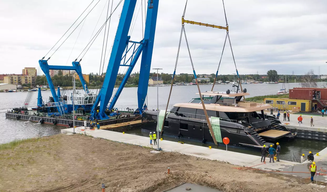 100 SUNREEF POWER : LE SUPERYACHT PHARE MIS À L’EAU