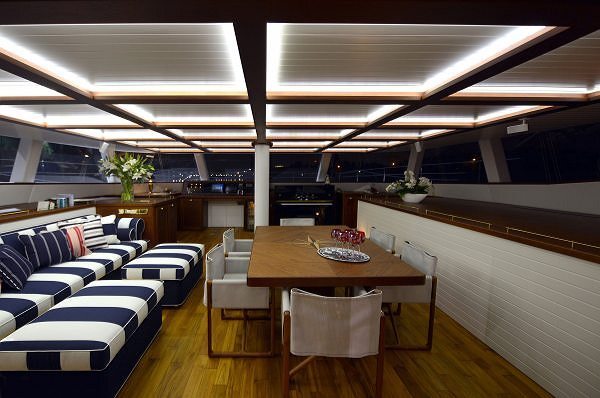 Sunreef Yachts przedstawia klasyczne wnętrza Sunreef 74 Lucy Z 