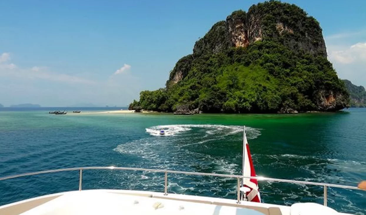 70 Sunreef Power DAMRAK II at the Singapore Yacht Show 2014