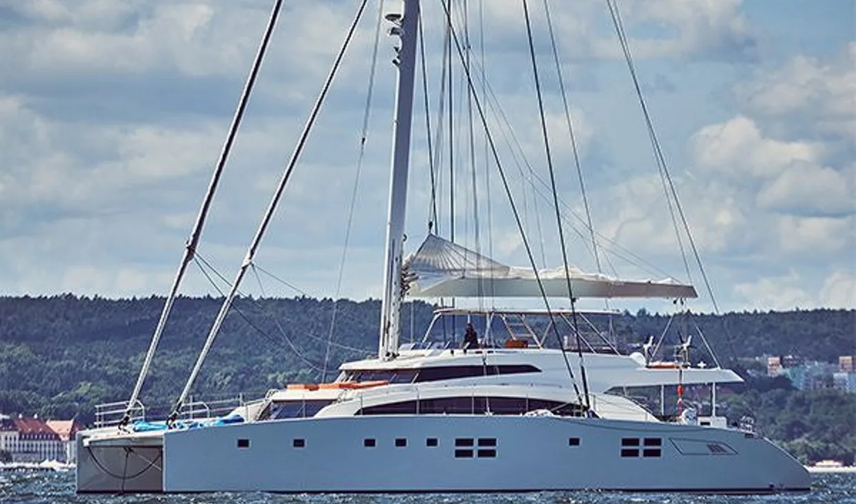 DWA KATAMARANY SUNREEF YACHTS NOMINOWANE DO NAGRODY MULTIHULL OF THE YEAR