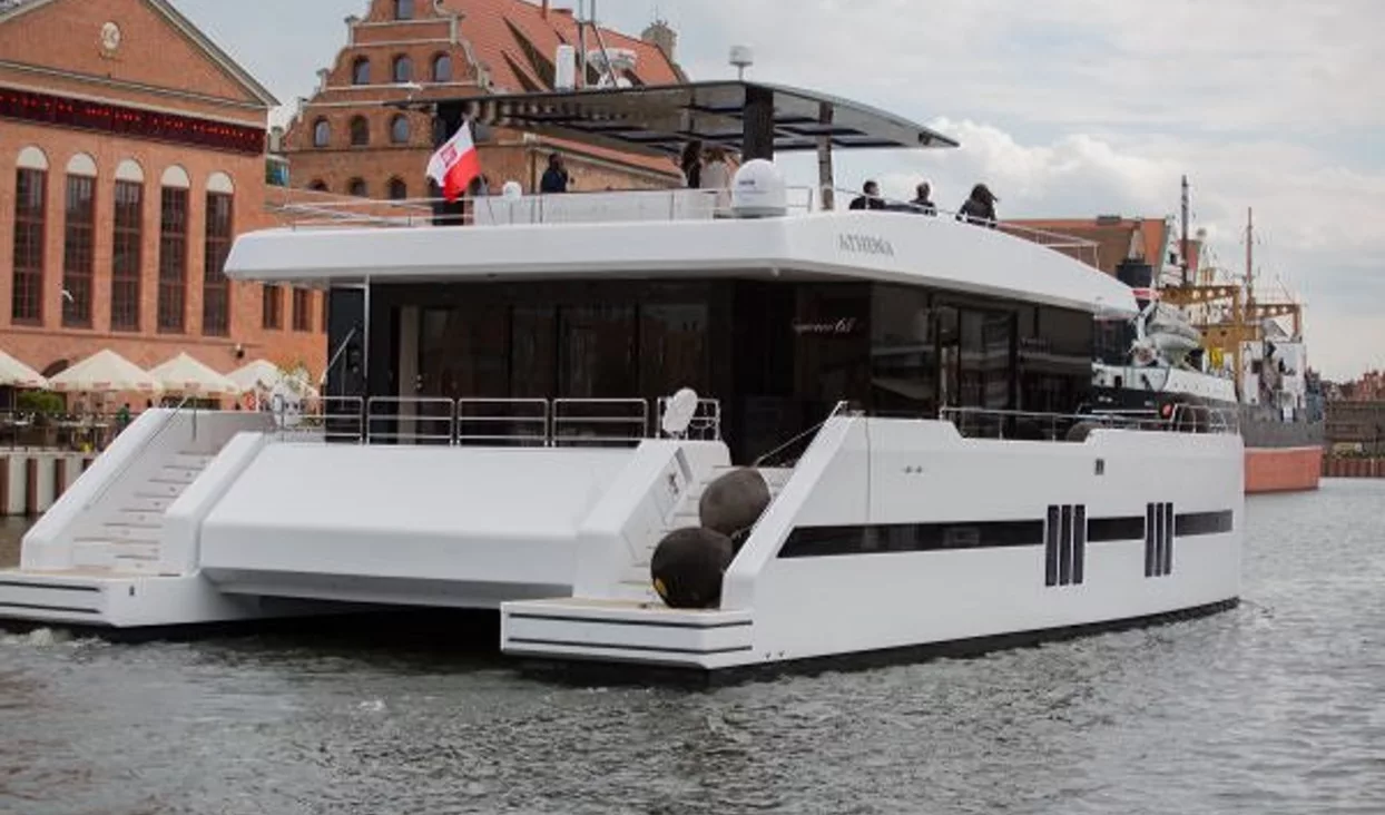 SUNREEF YACHTS CELEBRE LA MISE A L'EAU DU PREMIER CATAMARAN SUNREEF SUPREME 68 A MOTEUR